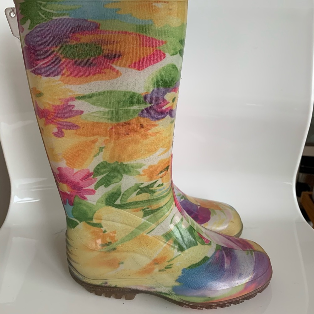 Girls: Colorful Rainboots (Canada) - Picture 3 of 5